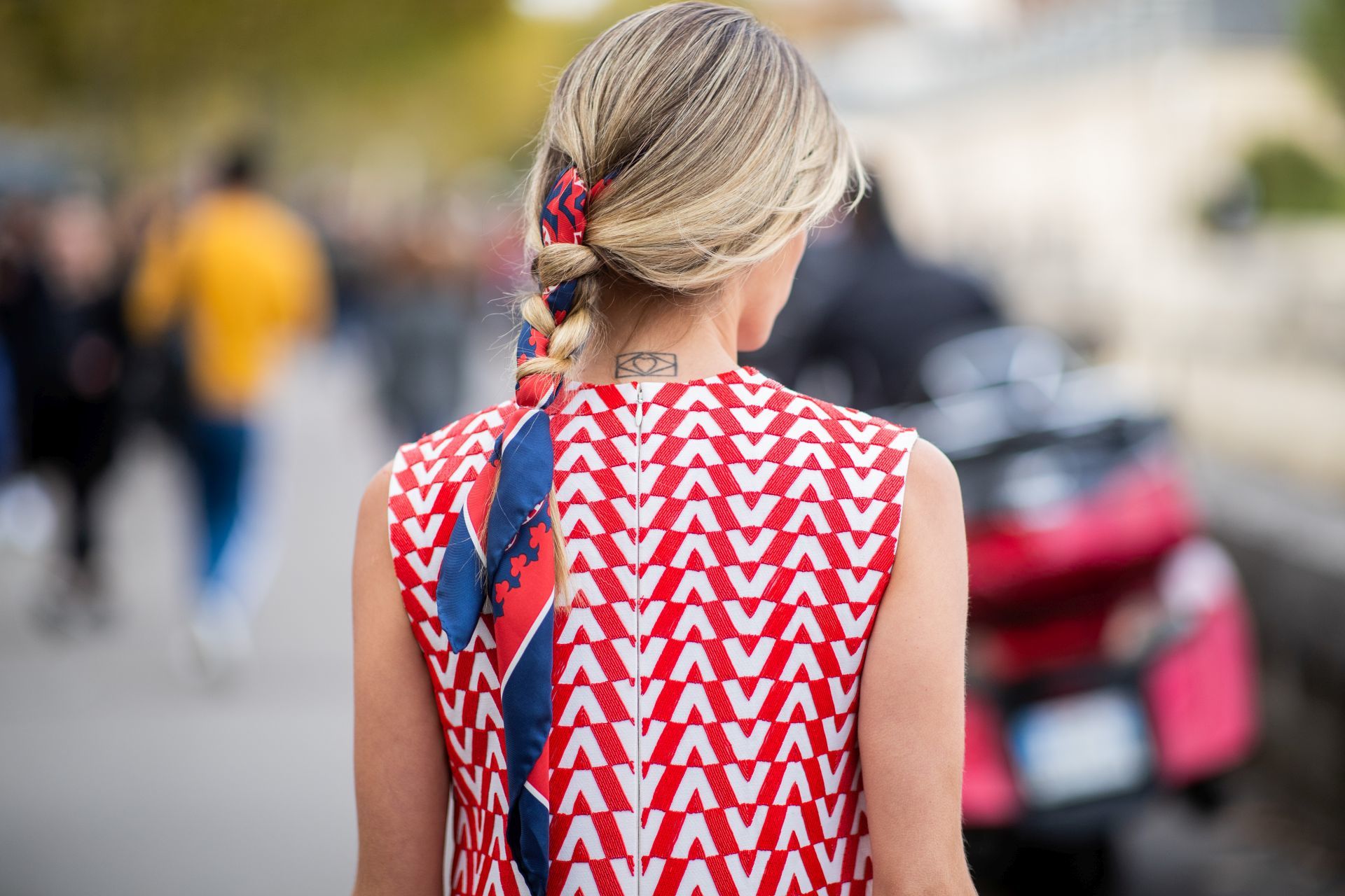 Sikker villámfrizura: fonjuk bele a selyemsálat a hajunkba.