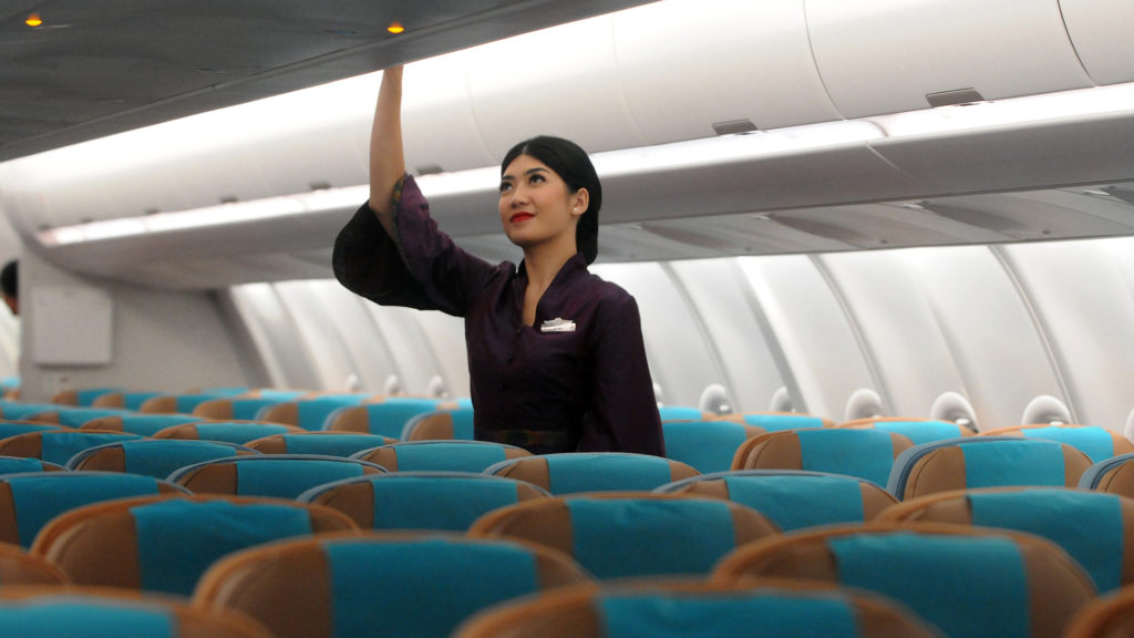 Megtiltják a maszkviselést a légikísérőknek egy légitársaság repülőgépein