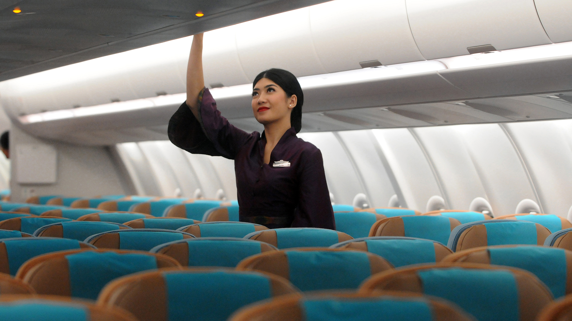 Megtiltják a maszkviselést a légikísérőknek egy légitársaság repülőgépein