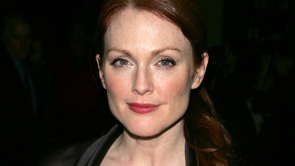 Julianne Moore büszkén viseli szeplőit (GettyImages)