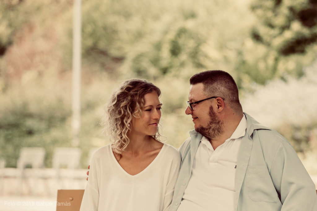 Szkizofréniája teljes történetét írta meg új könyvében Oravetz Dani és felesége, Dóri