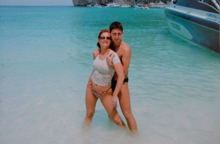 Keleti Andrea és férje a tengerparton, fürdőruhában