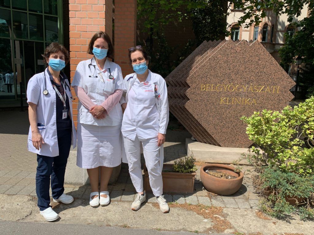 Színészek alakítják a betegeket az orvosin