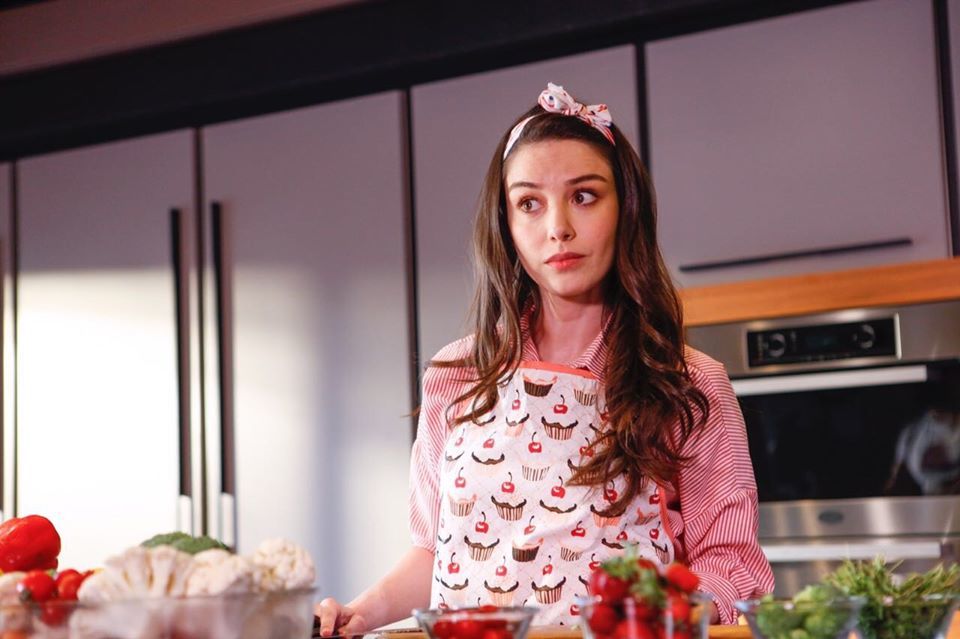 Ozge Gürel a Szulejmán sorozatból lehet ismerős