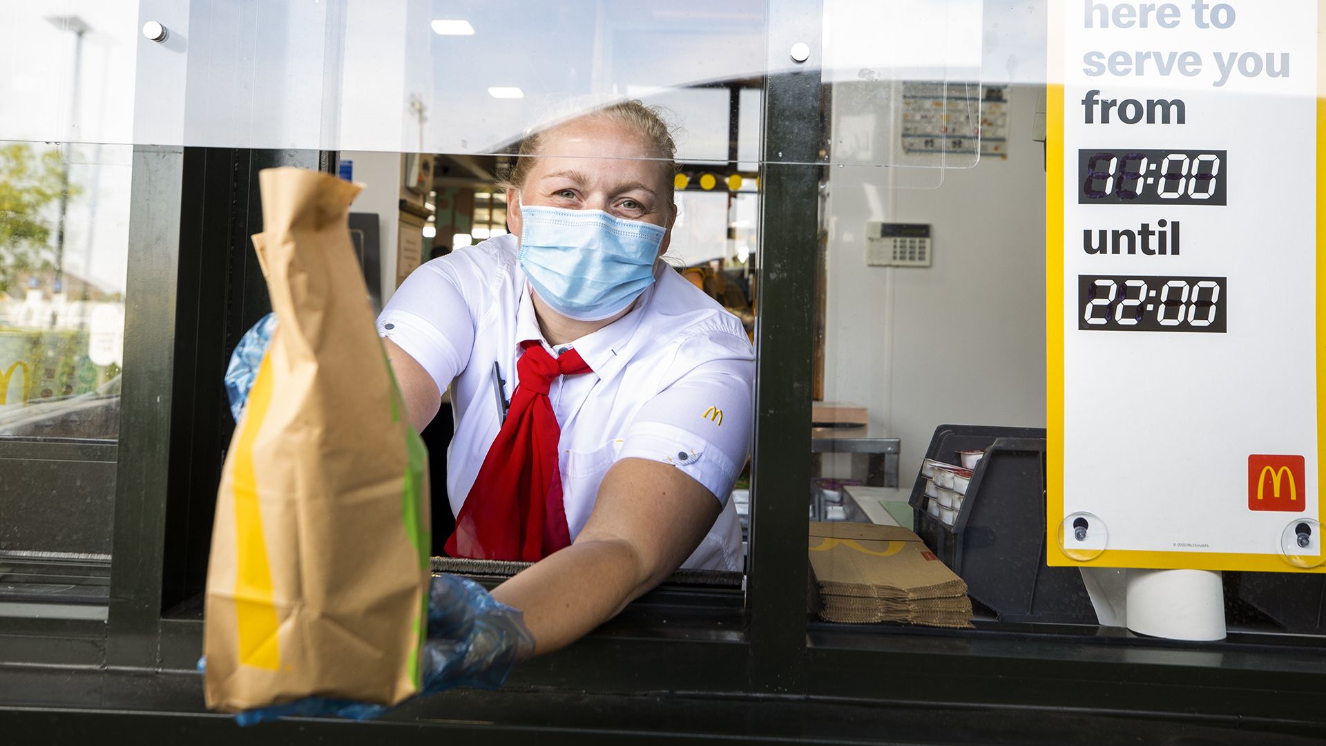 A McDonald's parkolójában sátrazott, hogy elsőként szolgálják ki