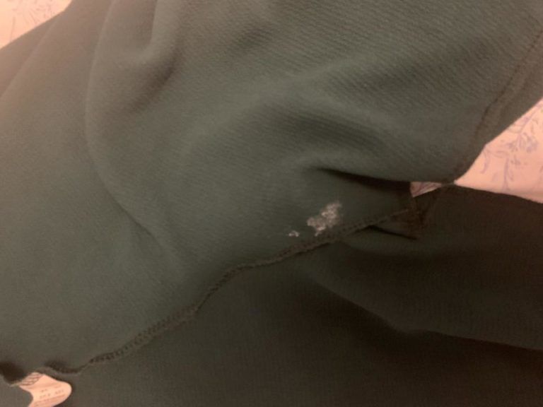 Felpróbálta a ruhát, utána vette észre a foltot