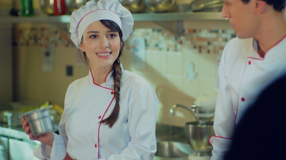 Özge Gürel szakácsot alakít A szerelem íze című török sorozatban