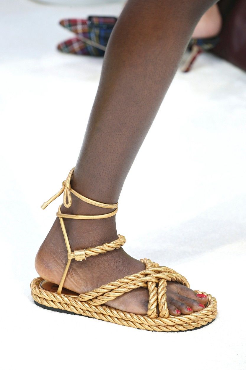 Sodort zsinóros saru -Valentino