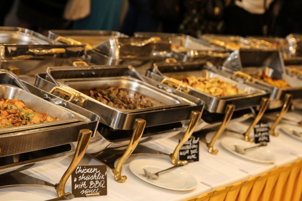 A chevingekben folyamatosan melegedik az étel