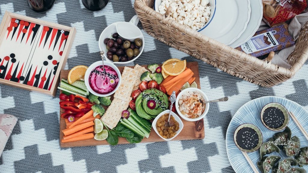 Falatkák az asztalon.