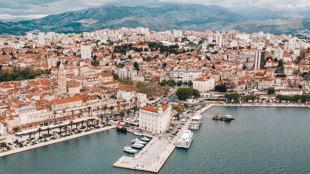 Split tengerpartja is elérhető vonattal Budapestről