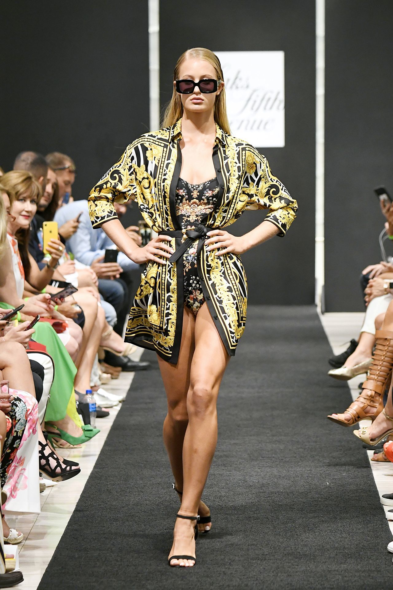 strandruha Versace divatbemutató