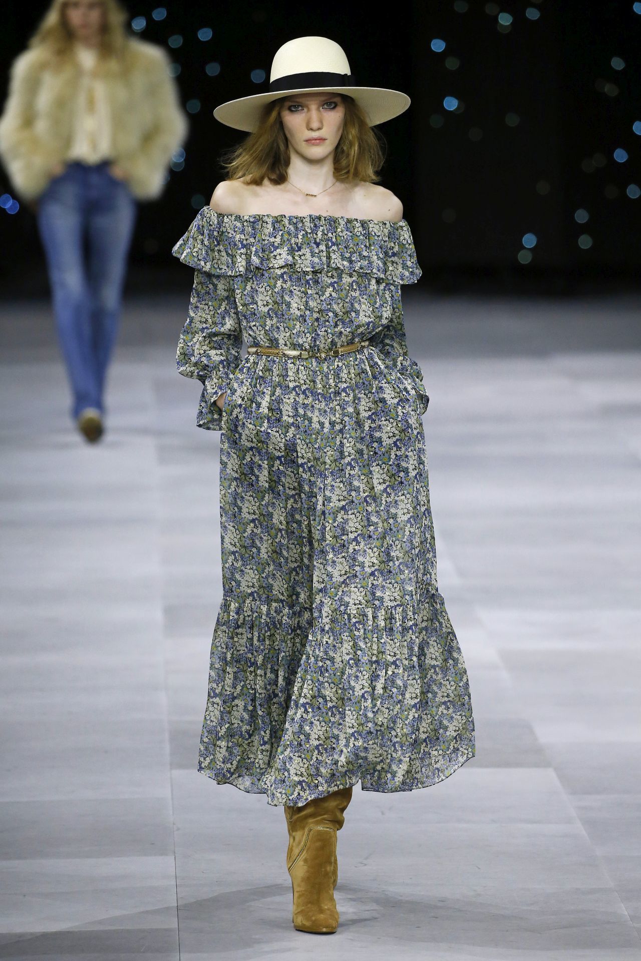 Fekete szalaggal díszített szalmakalap