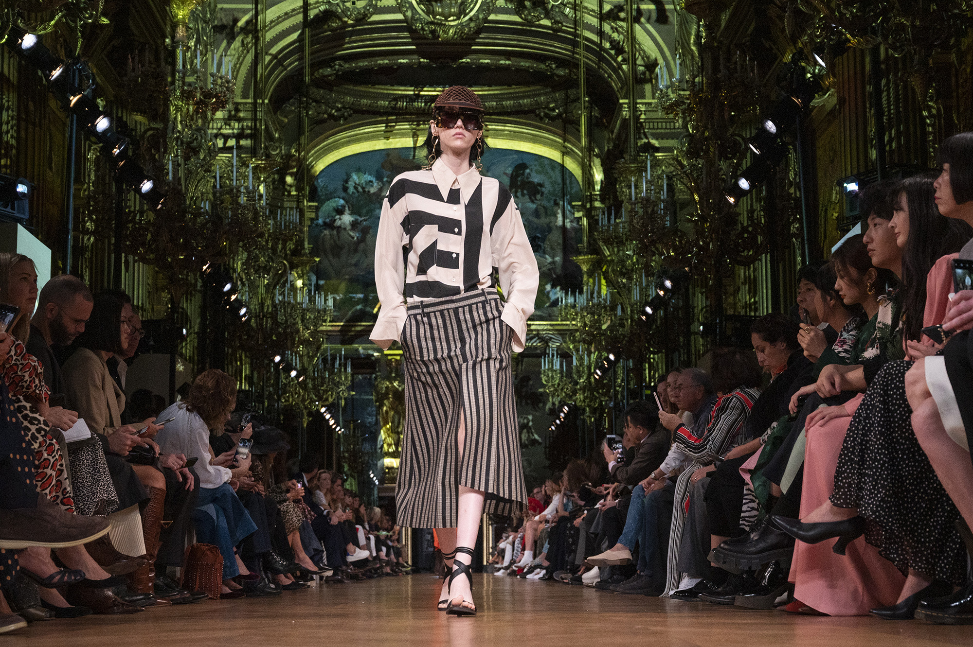 Stella McCartney kollekciója a 2019-es Párizsi Divathéten (fotó: Peter White/Getty Images)