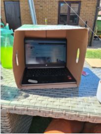 Laptop, árnyékolóval (Fotó: Tom Wood)