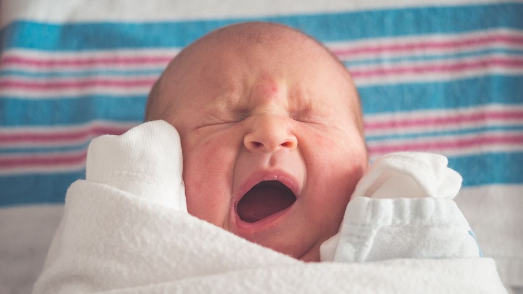 Már nem ért be a kórházba a kismama, a parkolóban szülte meg gyermekét.