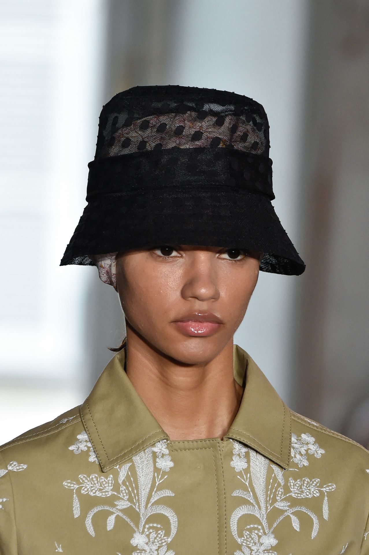 Fekete, áttört vödörkalap - Giambattista Valli