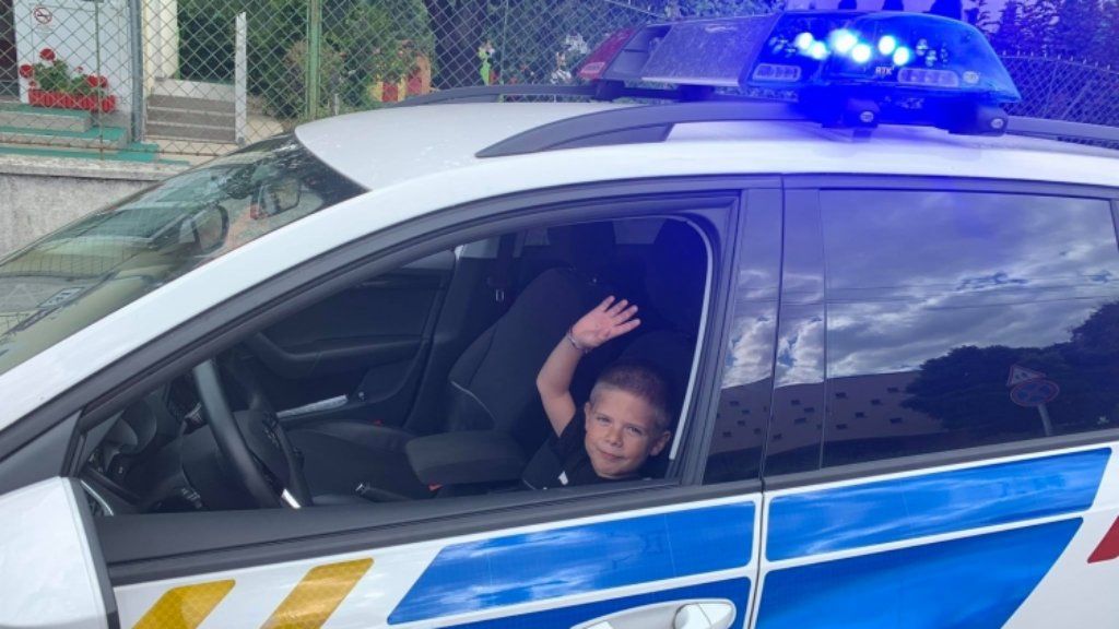 születésnapi ajándék rendőrautó kisfiú