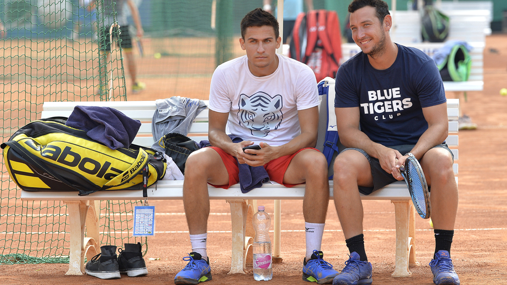 Balázs Attila teniszezõ (b) és Borsos Olivér, a Budai Tenisz Centrum sportigazgatója a XII. kerületi Budai Tenisz Centrumban 2019. augusztus 7-én. (Fotó: MTI/Illyés Tibor)