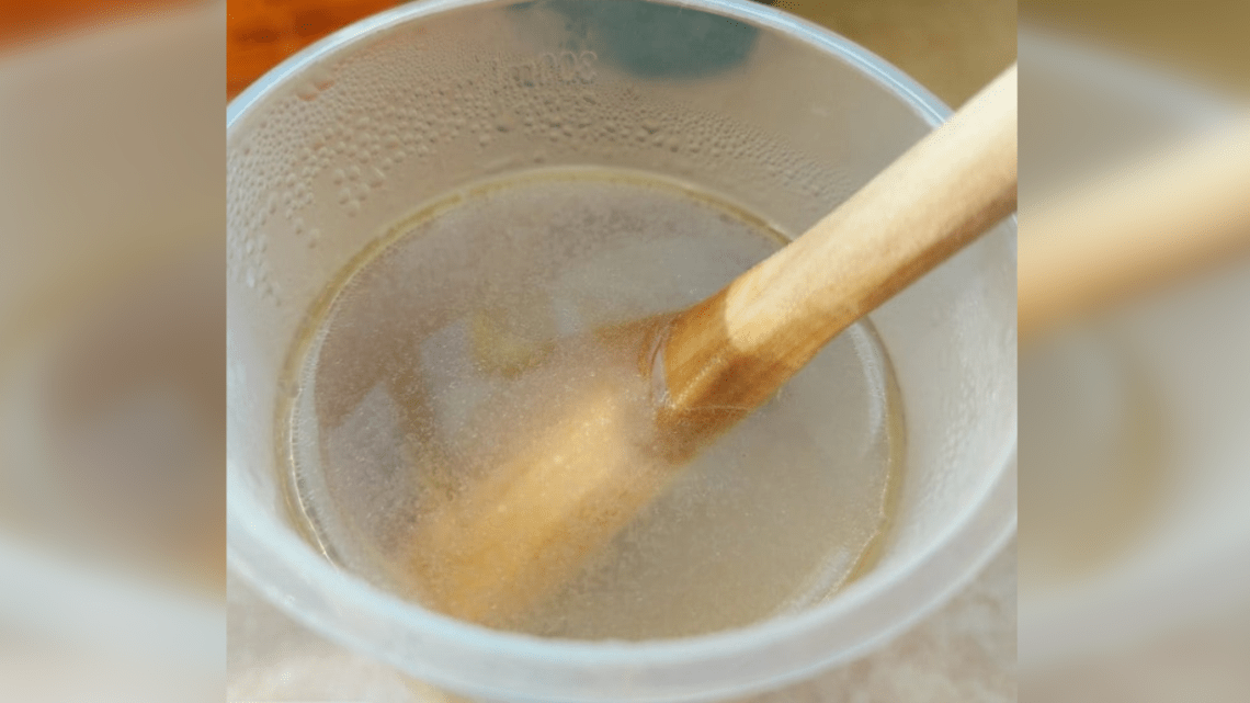 Ez jön le a fakanálról tisztítás után. 