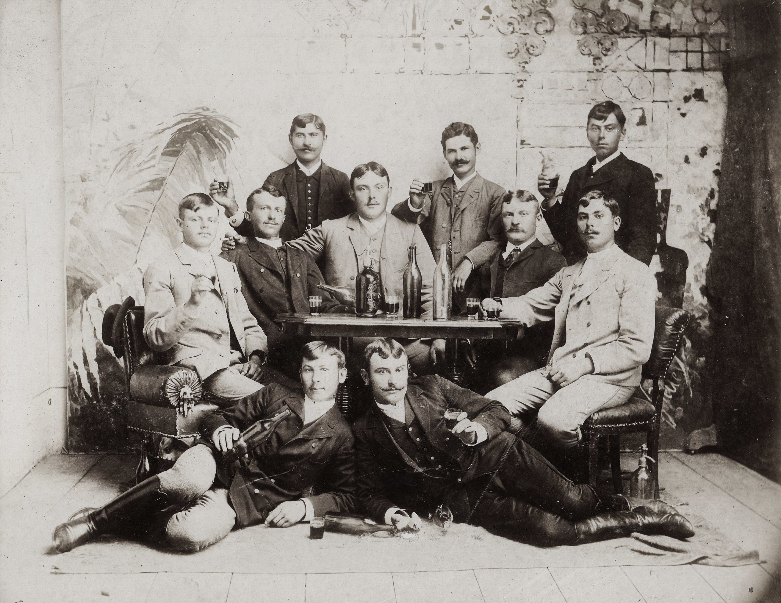 Állva, ülve és fetrengve bulizó magyarok (fotó: Fortepan/Fekete László Gyula)