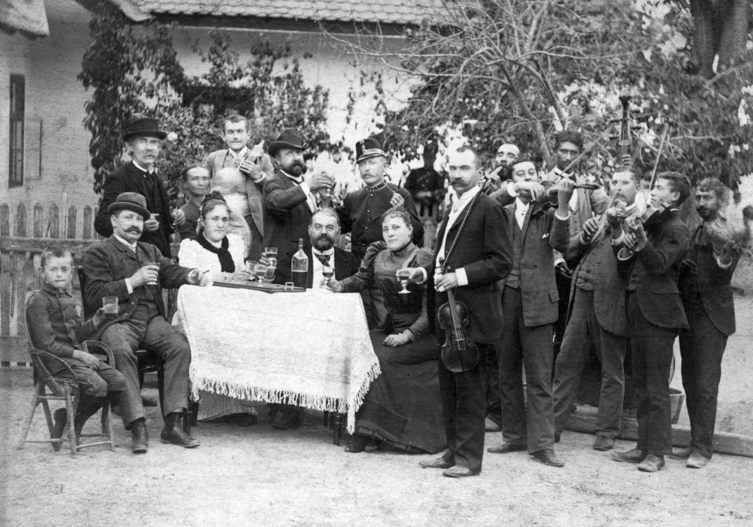 Sírva vagy nem sírva vigadó magyarok (fotó: Fortepan/GGAABBOO)