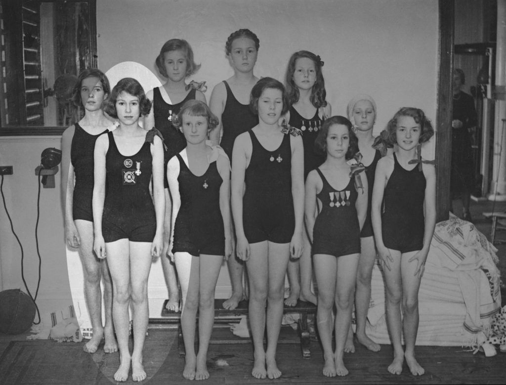 II. Erzsébet királynőről csak gyerekkori képeket találunk fürdőruhában