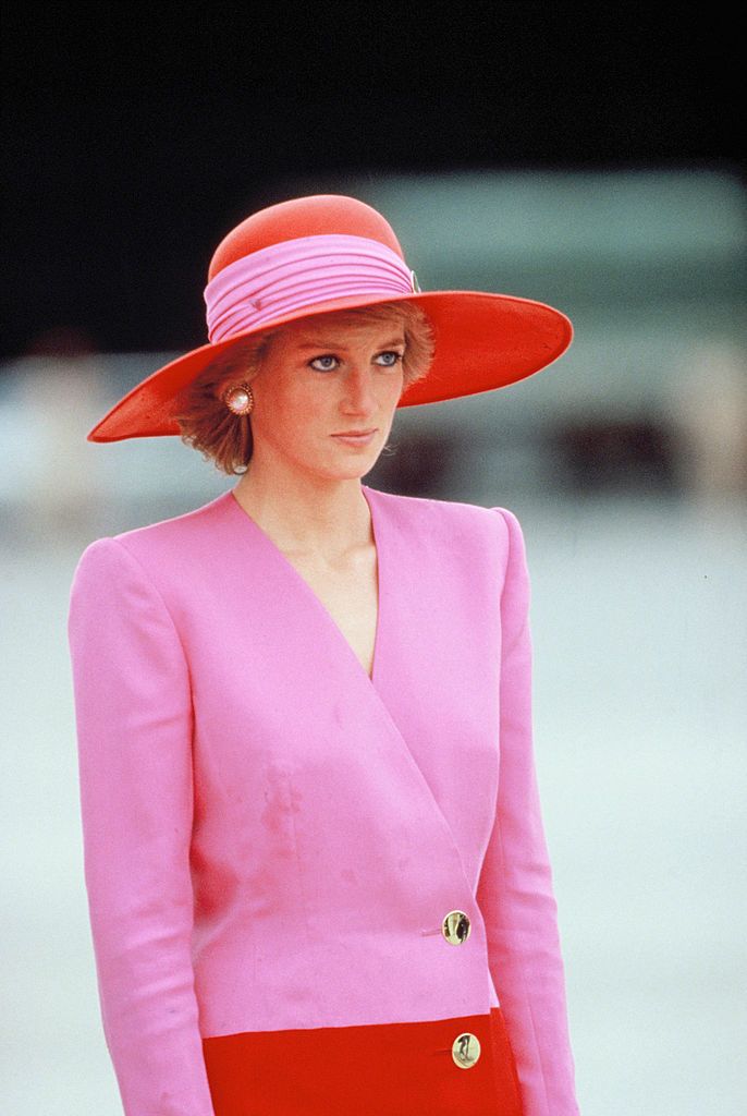 Az ikonikus piros-rózsaszín szett