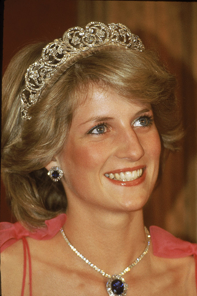 Diana a Spencer családi tiarát zafír és gyémánt ékszerekkel egészítette ki, melyeket a szaúdi koronahercegtől kapott ajándékba. A kép egy ausztrál fogadáson készült 1983-ban. 