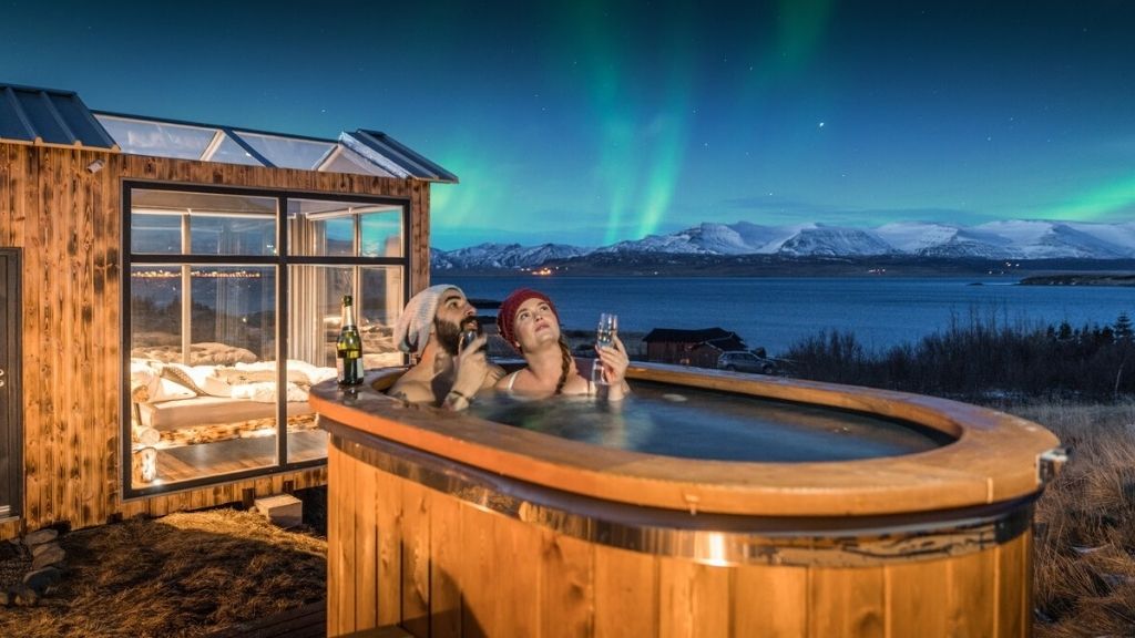 Északi fény csodáló medence, és nyitott tetejű faház Izlandon - Fotó: Profimedia