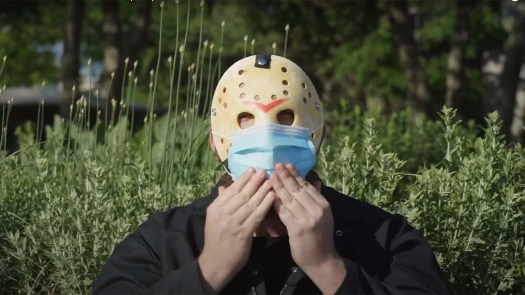 A Péntek 13 horror-ikonja kampányol a helyes maszkviselésért