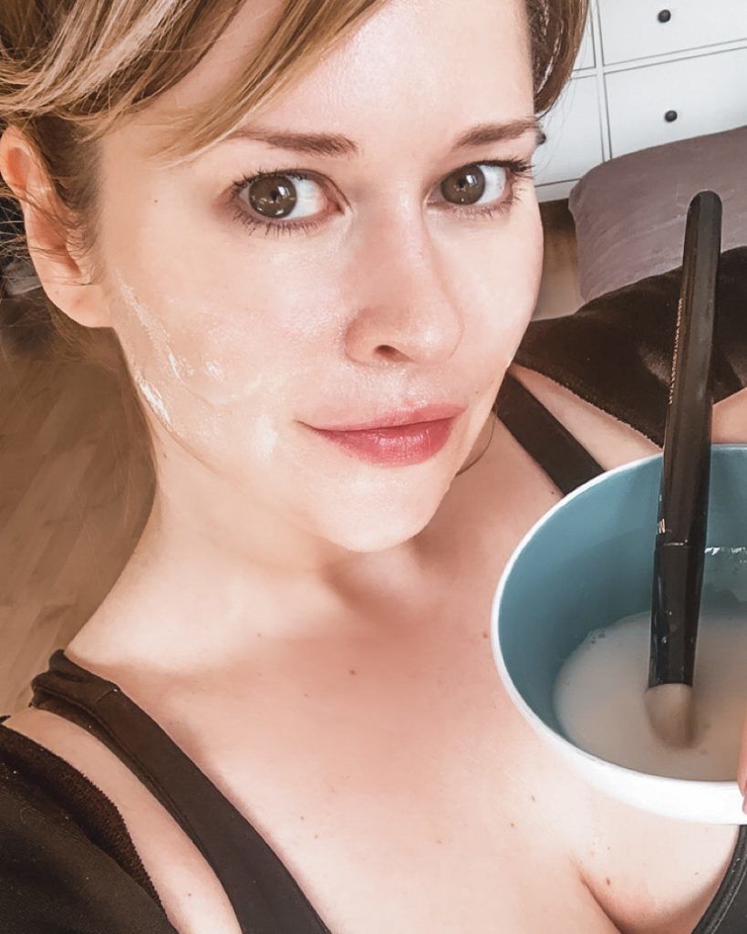 Király Linda saját maga készíti az arcmaszkot (Fotó: Király Linda)