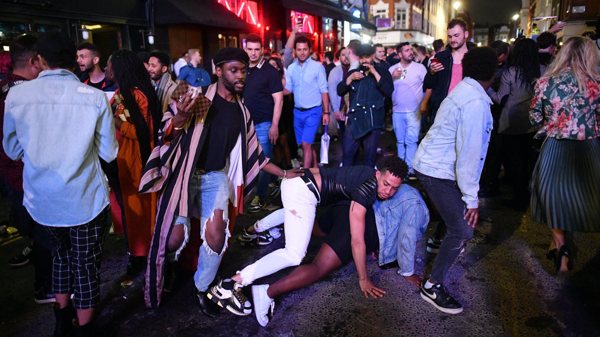 Bulizók a londoni Sohóban a karantén feloldása után