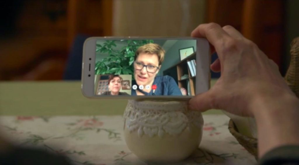 Barátok közt új jelenetében Lóránt Kriszta rövid hajjal