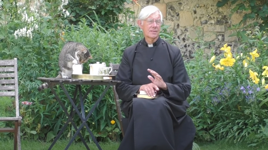 Tejet lopott prédikálás közben a macska