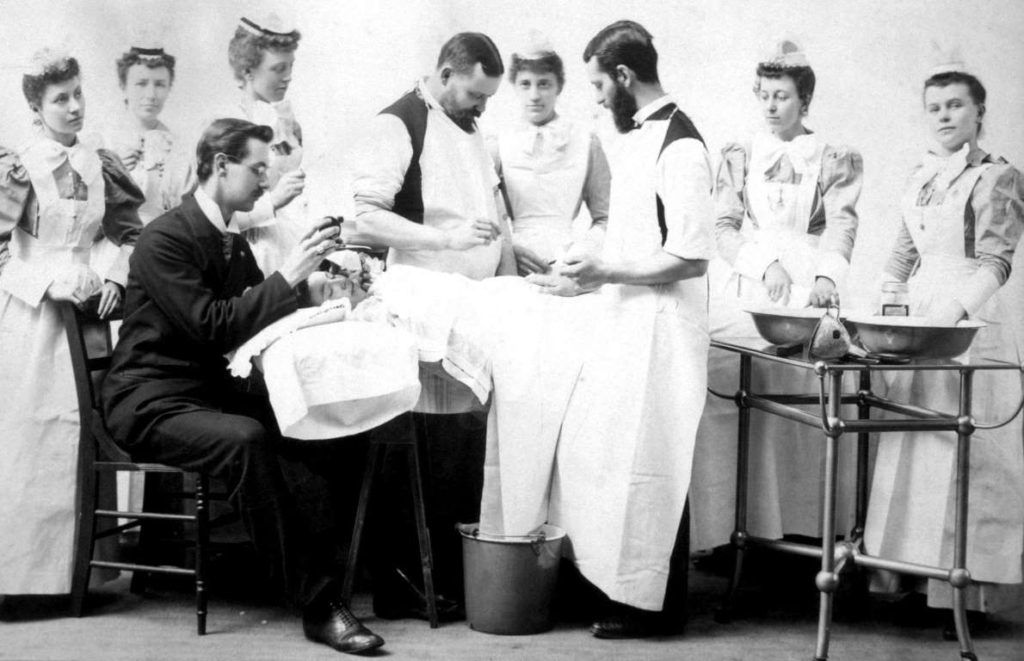 A mellplasztika története