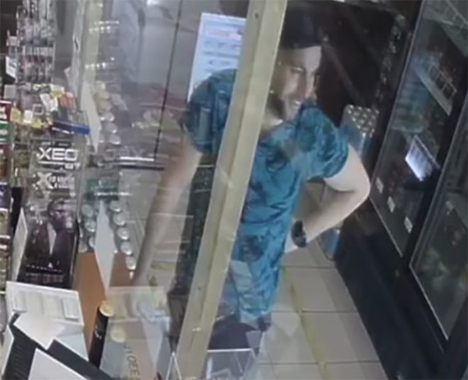 A XV. kerületi trafikban verekedő férfi - Fotó: Police.hu