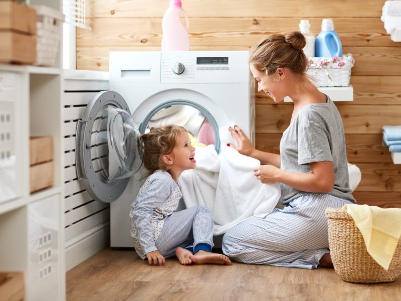 Ezt ne tedd, ha kímélni akarod a ruháidat! A leggyakoribb tévhitek a mosásról (x)