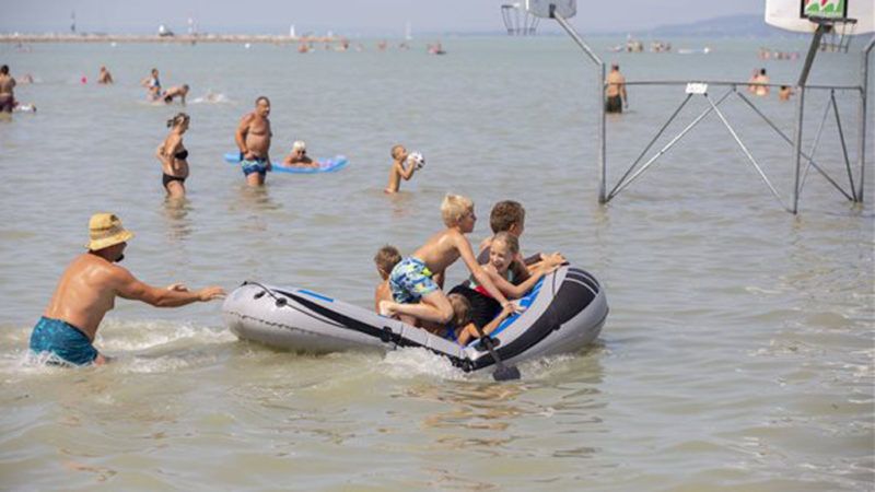 Strandolók a Balatonnál
