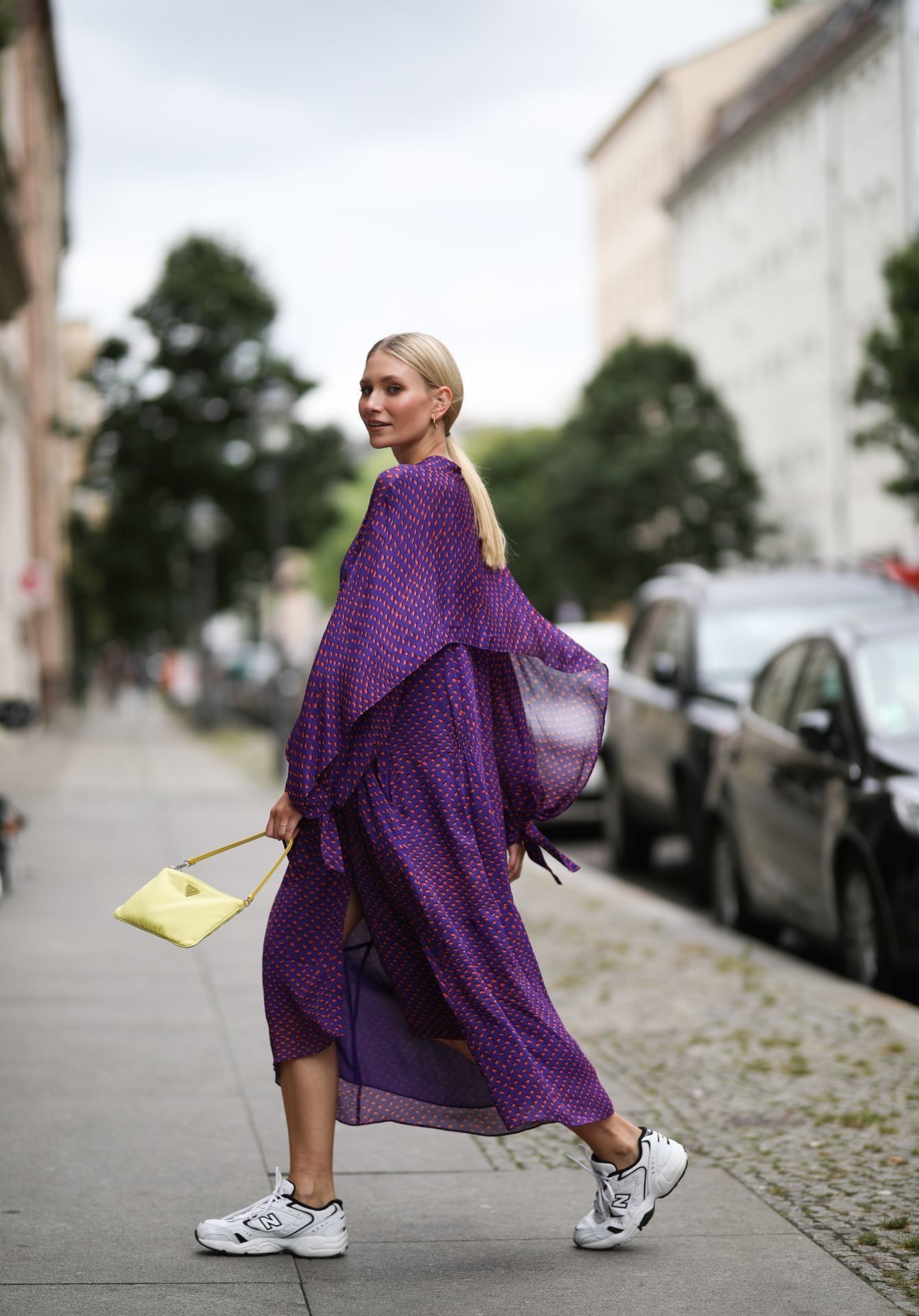 Futócipő lenge ruhával