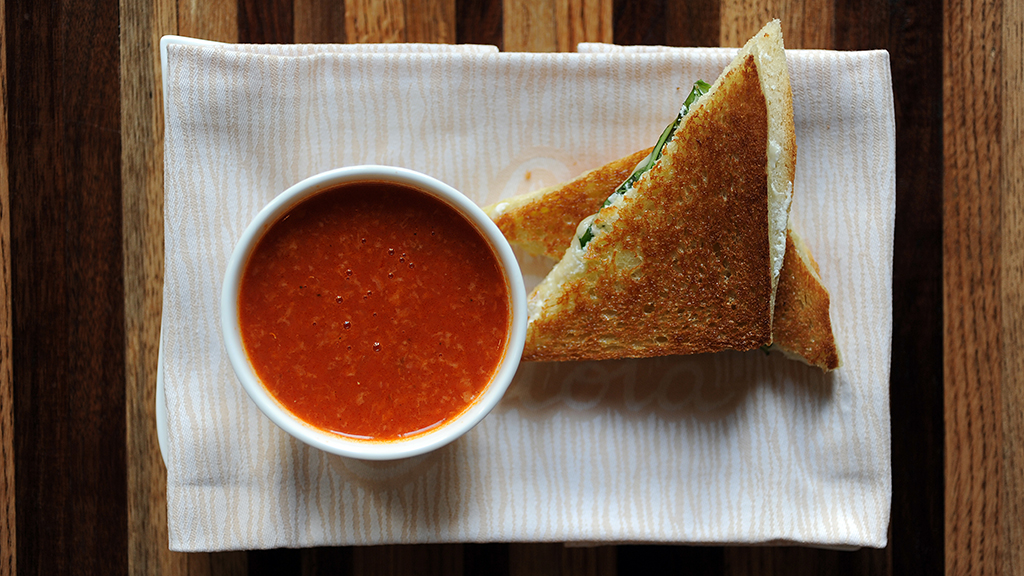 Egy egyszerű, gyors melegszendvics, paradicsomos mártogatóval (Fotó: GettyImages)