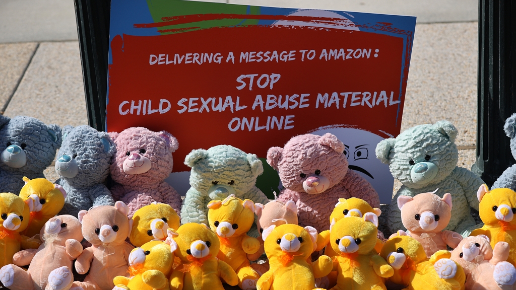 10 dollárt kért a gyermekpornográf képekért