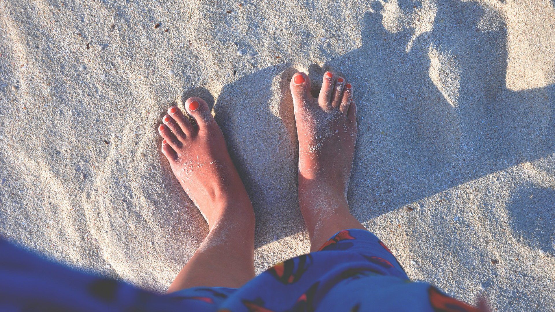 homokos tengerpart láb