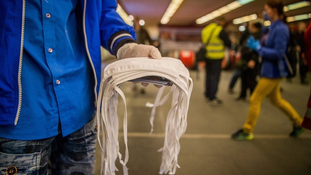 Kötelező maszkviselés Budapesten - Fotó: MTI