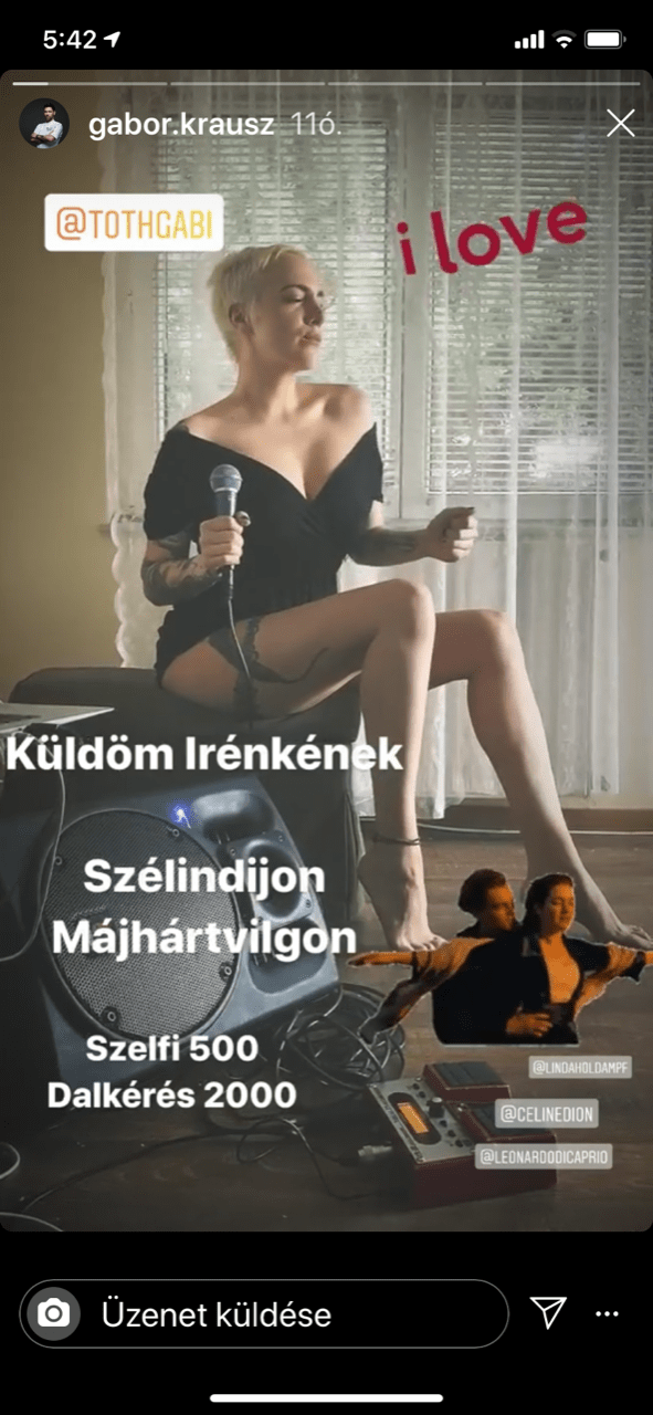 Tóth Gabi tunikában énekel