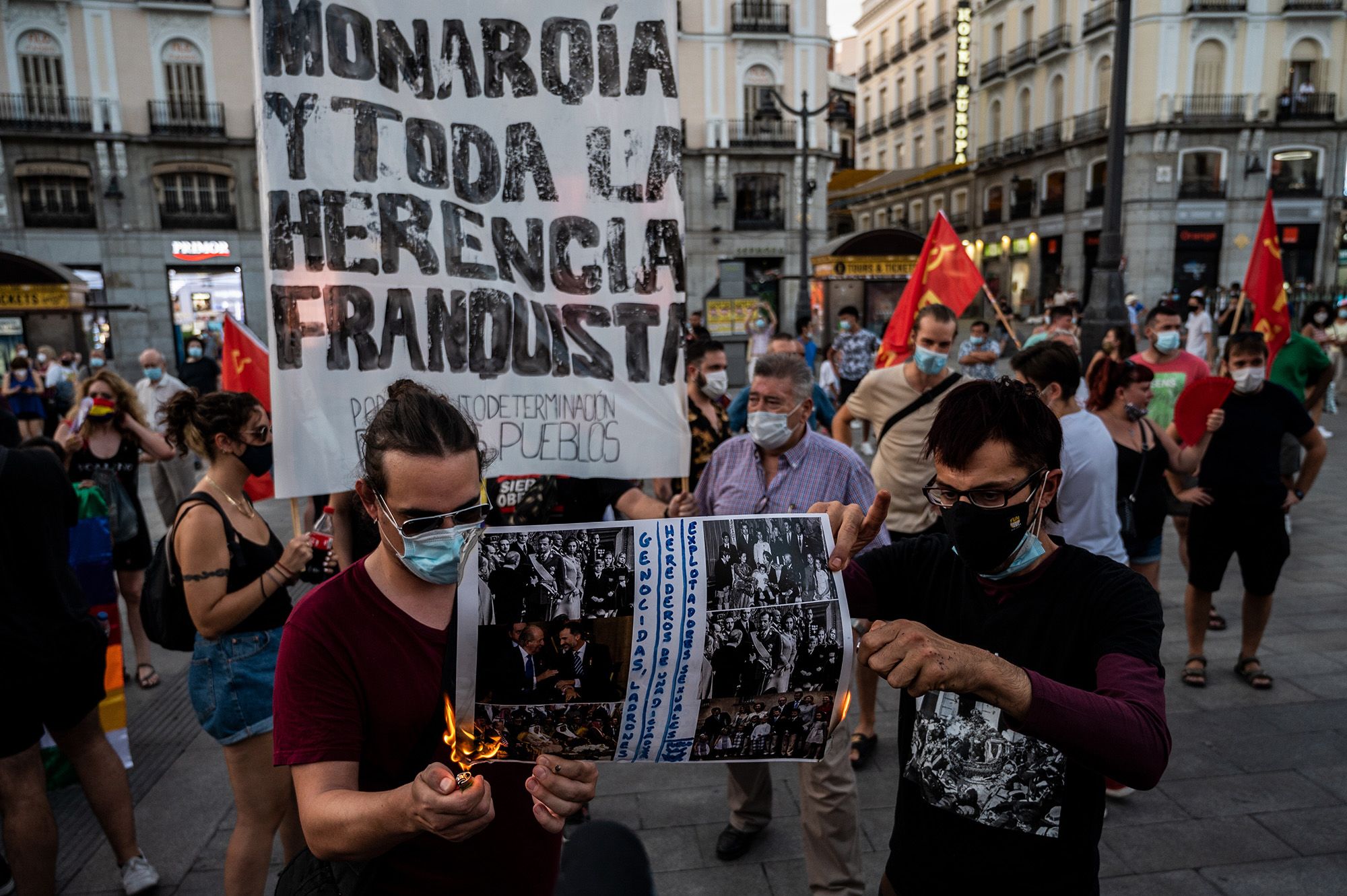 Tüntetők a királyi család fotóit égetik rezidenciájuk előtt Spanyolországban augusztus 9-én (fotó: Marcos del Mazo/LightRocket via Getty Images)