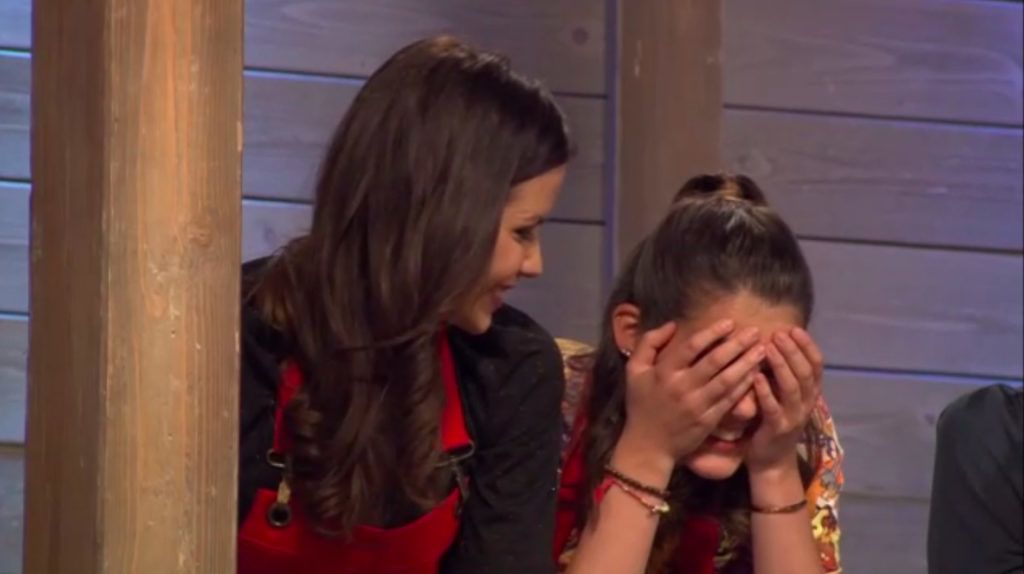 Zsuzsi zavarában az arcát is eltakarta