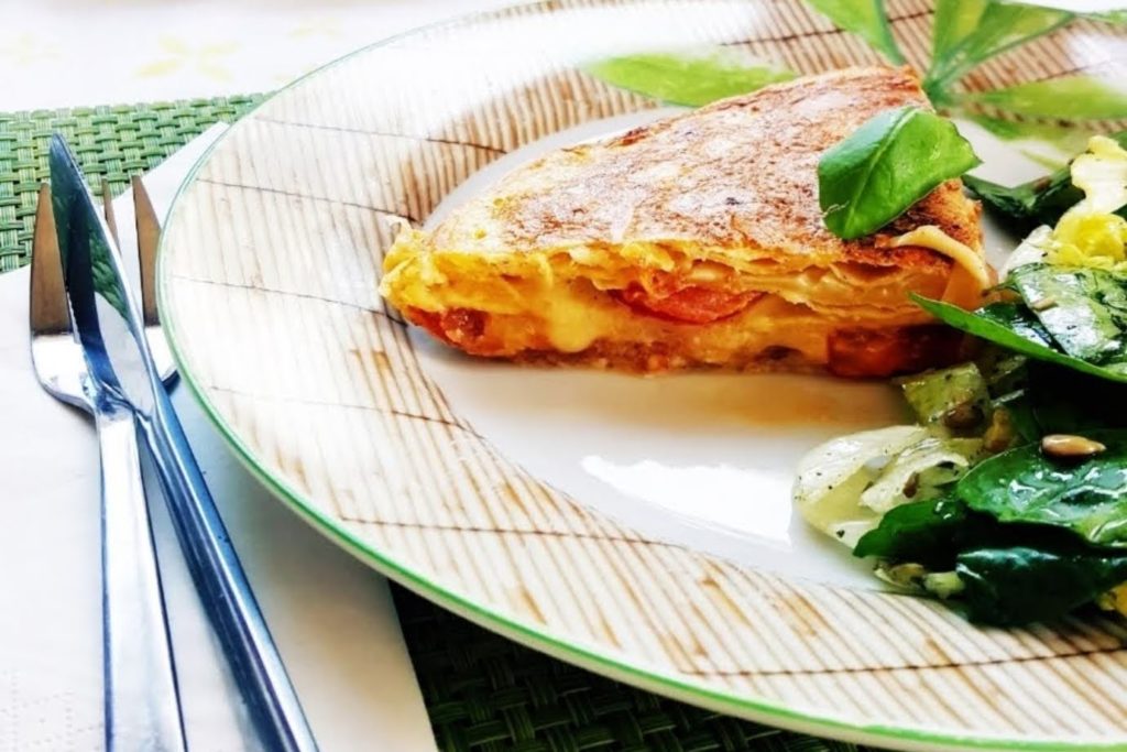 Marinált paradicsommal töltött tortilla brunchoz