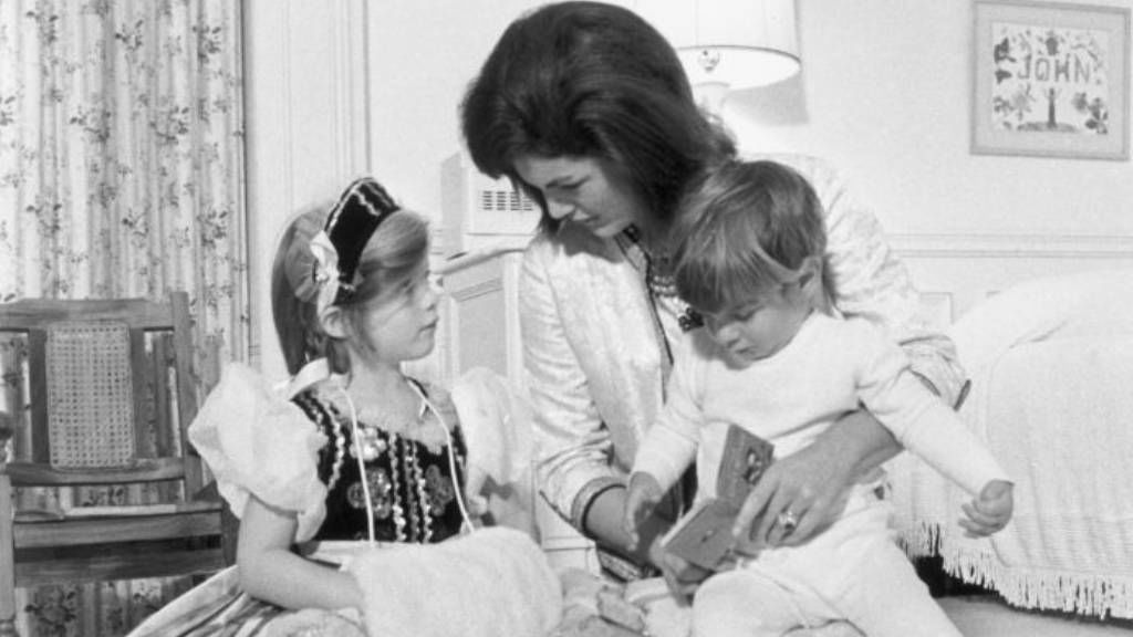 Jackie Kennedy és gyermekei a hálóban