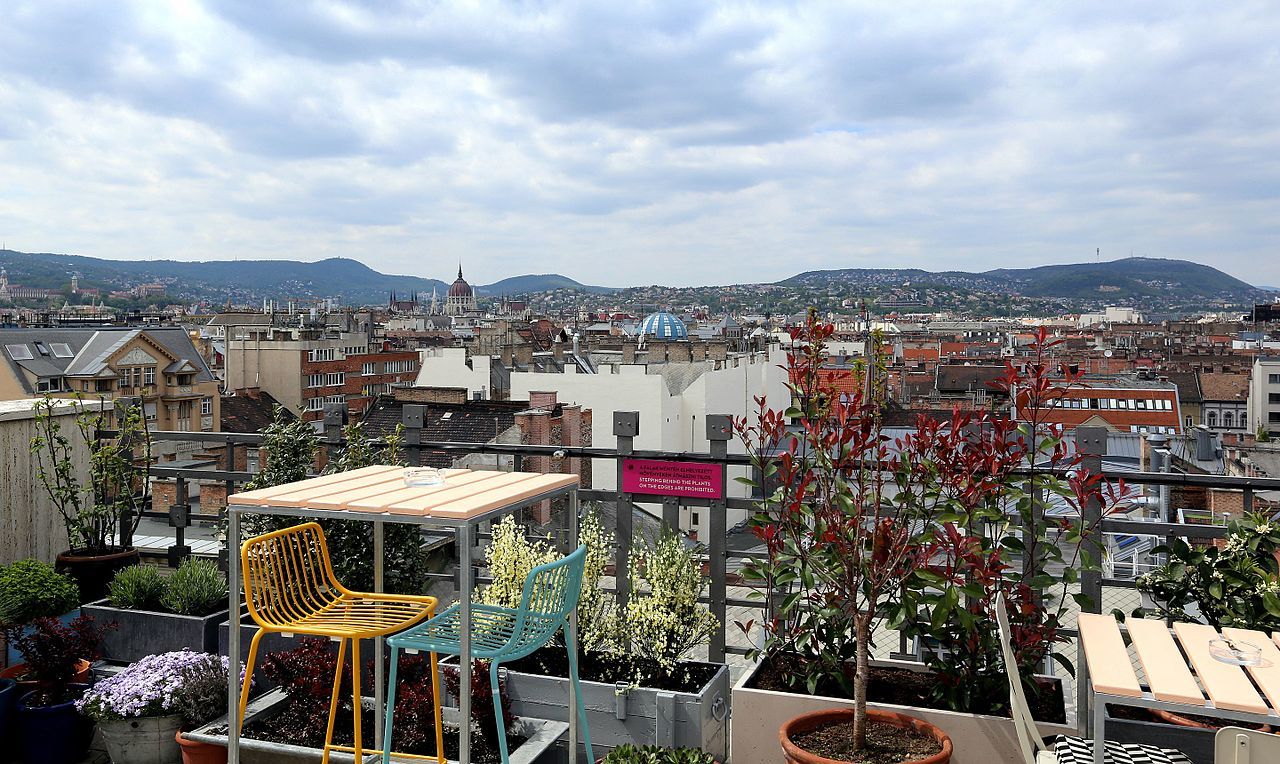 Ilyen a panoráma az Andrássy út 39. tetejéről nézve. (Fotó: Wikipedia)